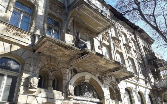В центре Одессы штукатурка осыпается на голову прохожих (фото) «фото»