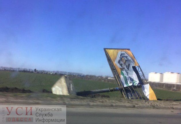 Шквальный ветер в Одессе повалил 7 деревьев, несколько билбордов и стену строящегося ТЦ «фото»