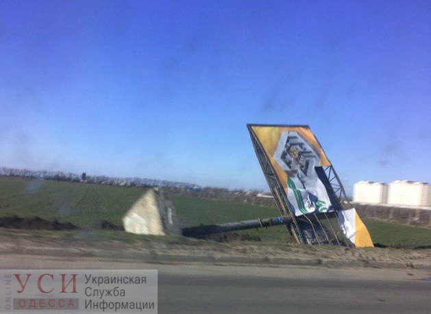 На трассе под Одессой ветер снес предвыборные билборды (фотофакт) «фото»