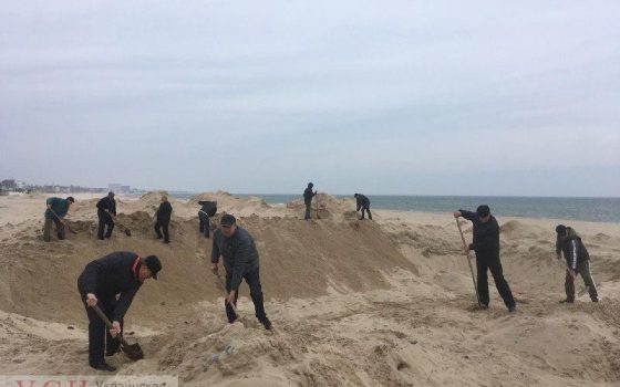 Активисты Затоки выкапывали незаконно установленные на побережье плиты (фото) usionline.com Активисты Затоки выкапывали незаконно установленные на побережье плиты (фото) «фото»