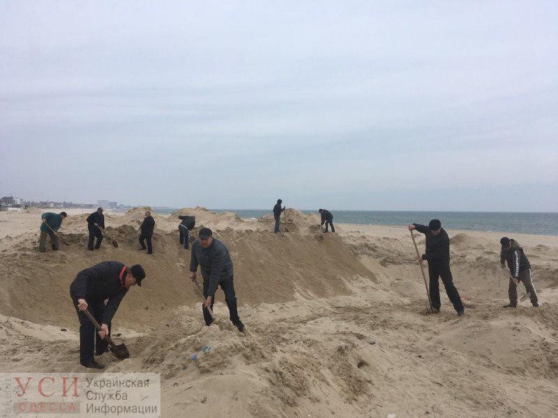 Активисты Затоки выкапывали незаконно установленные на побережье плиты (фото) «фото»