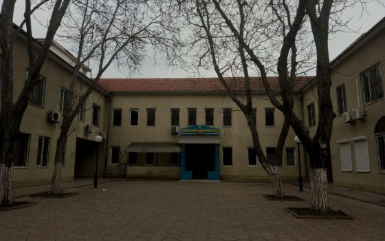 В Одессе уже неделю не могут рассмотреть дело прокурора, которого подозревают в присвоении квартиры покойницы «фото»