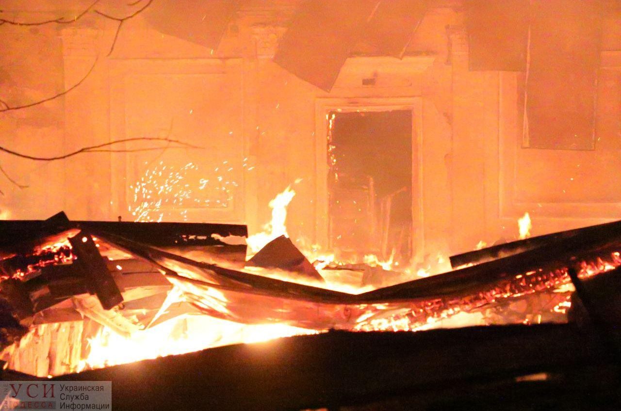 На Межрейсовой базе моряков горит заброшенный дом (фото, видео, стрим) ОБНОВЛЕНО «фото»