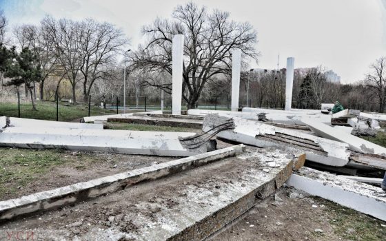 Одесский “Стоунхендж” в парке Победы полностью разрушили (фоторепортаж) «фото»