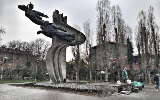 Компания, которая чистила монумент Воронцову, теперь ремонтирует памятник Летчикам-героям 69-го авиполка (фото) «фото»