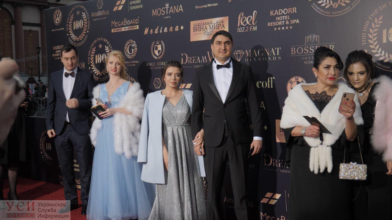 В Одессе по самой длинной красной дорожке в Европе прошлись номинанты и гости “ТОП100: Гордость и красота Украины” «фото»