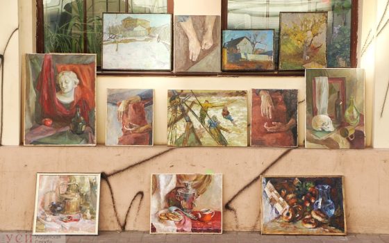 В ответ вандалам одесские художники открыли выставку у Русского театра (фото) «фото»