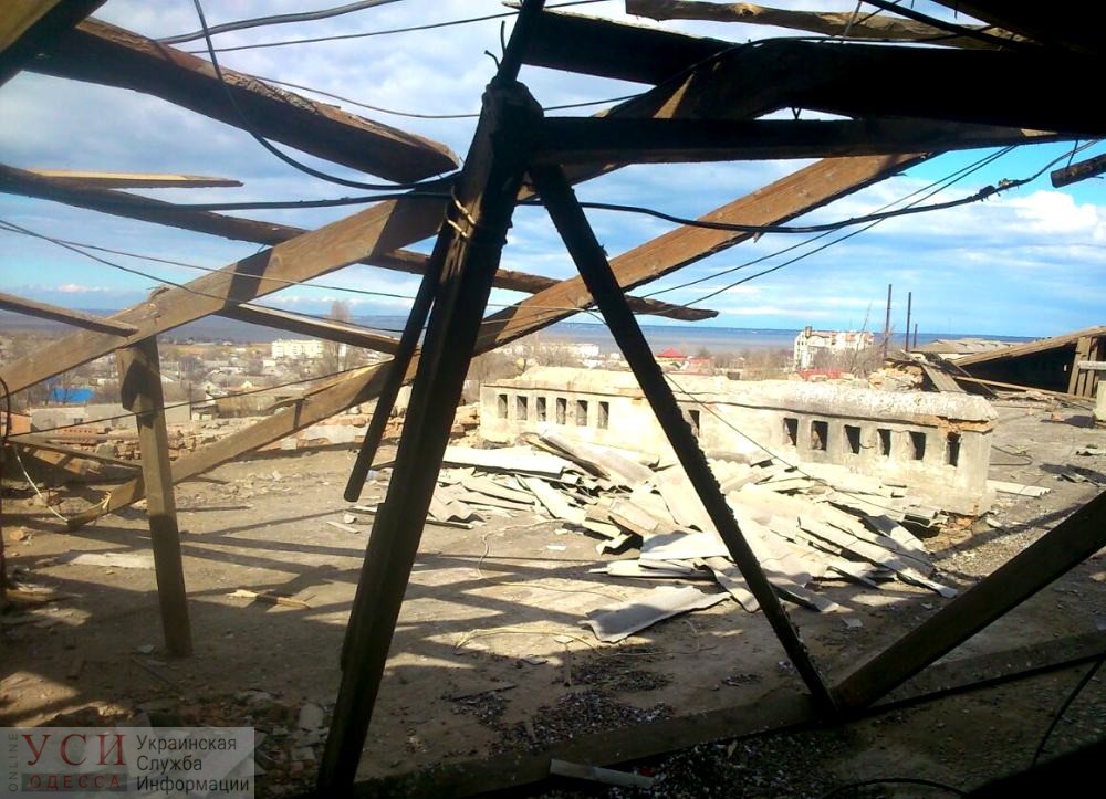 Ураган в Одесской области: ветер сорвал крышу с пятиэтажки (фото) «фото»