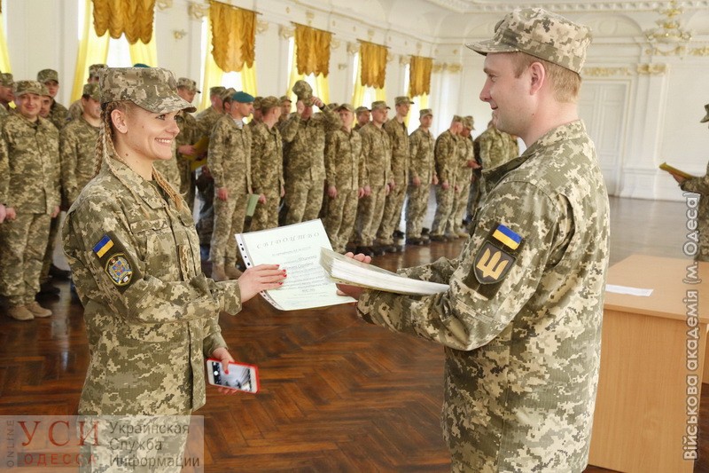 В Одесской военной академии торжественно вручили лейтенантские погоны выпускникам курсов военной подготовки (фото) «фото»