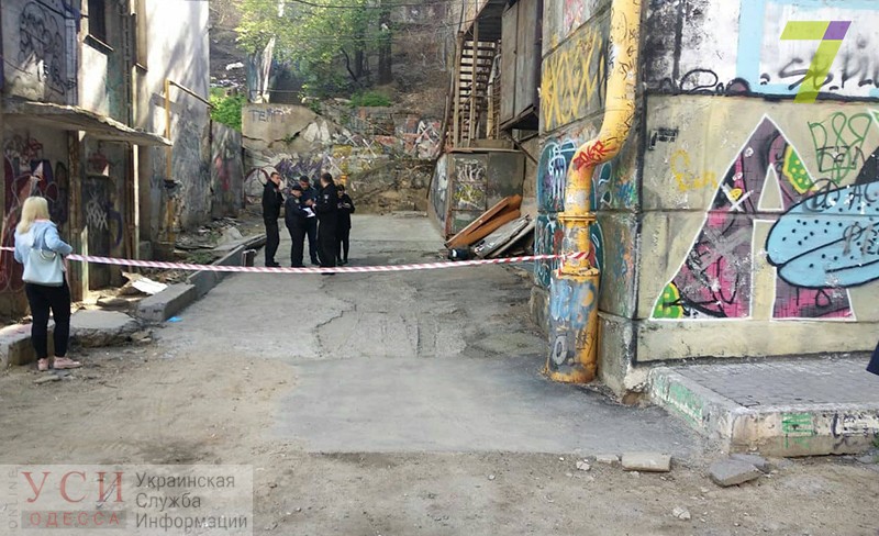 В центре Одессы нашли труп: неизвестные выгрузили тело и уехали (фото) «фото»