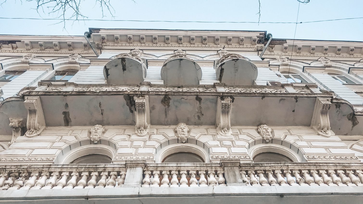 Удручающий вид балконов туристического центра Одессы (фоторепортаж) «фото»