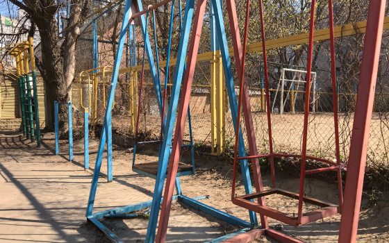 “Крылатые качели”: состояние детских площадок в Приморском районе (фоторепортаж) «фото»