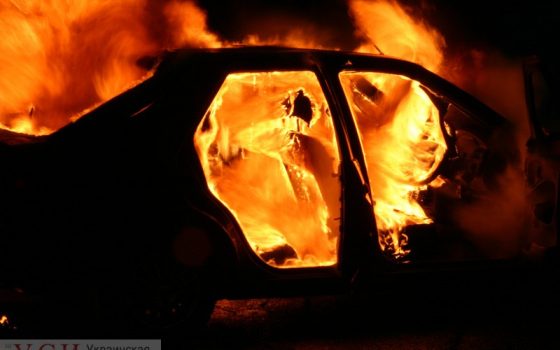 Ночью в Черноморске загорелась машина: очевидцы предполагают поджог (видео) «фото»