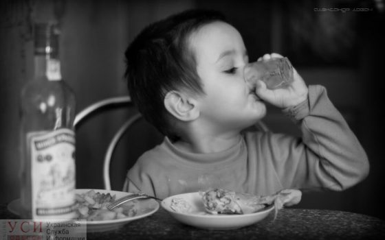 В Одесской области четверых детей, которые выпили оставленный матерью алкоголь, отправили на лечение в больницу (фото) «фото»