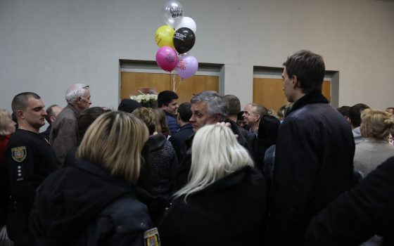 В одесских окружкомах во время сдачи бюллетеней приносили цветы, шашлыки и воздушные шарики (видео) «фото»