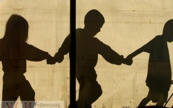 Женщина, которой купили билет домой, вернулась с тремя маленькими детьми в Одессу жить в подвале и попрошайничать: детей забрали «фото»