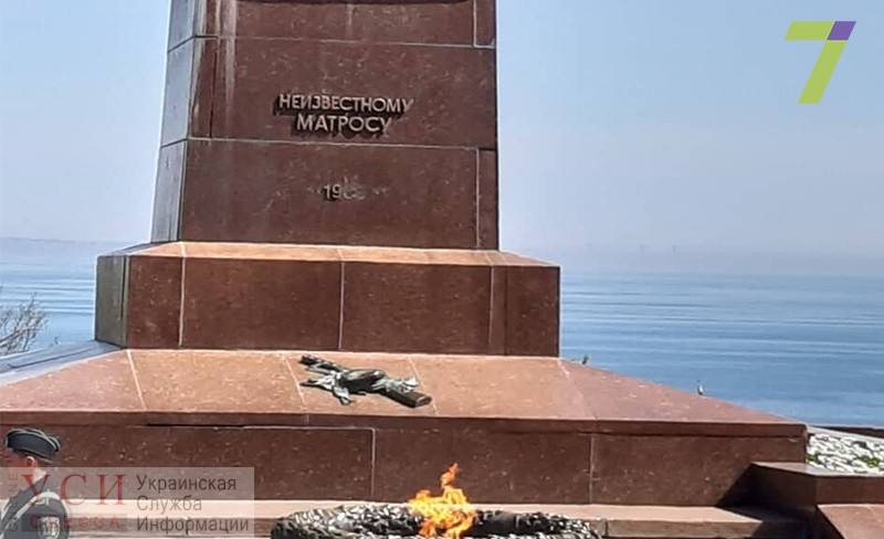 Вандалы украли цифры с Памятника неизвестному матросу в Одессе (фото, видео) ОБНОВЛЕНО «фото»