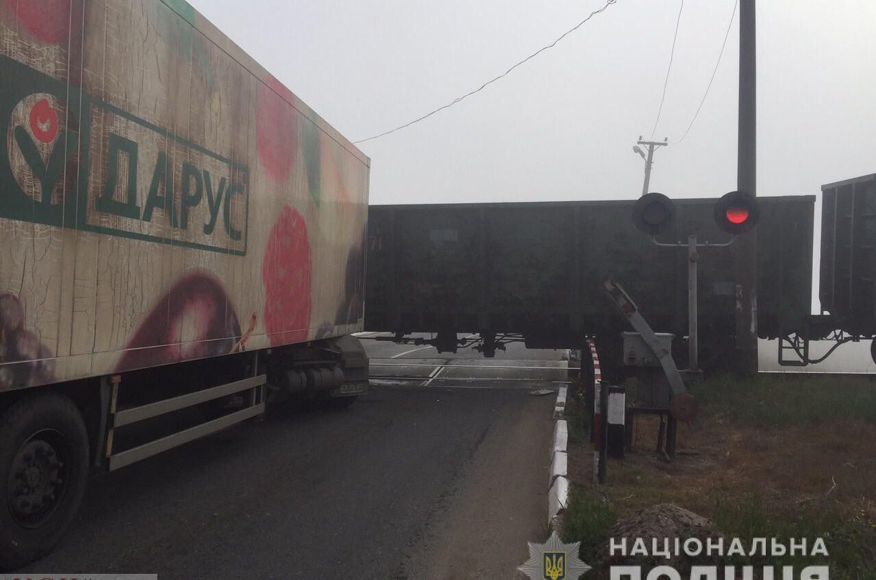 Под Одессой грузовик врезался в грузовой поезд (фото) «фото»