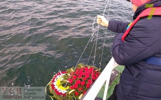 Одесские школьники спустили на воду цветы в память о погибших моряках (фото) «фото»