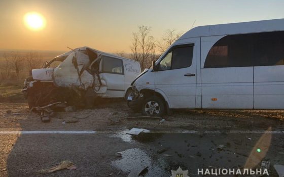 ДТП на трассе “Одесса – Рени”: столкнулись два грузовых микроавтобуса и маршрутка, один из водителей погиб (фото, видео) «фото»