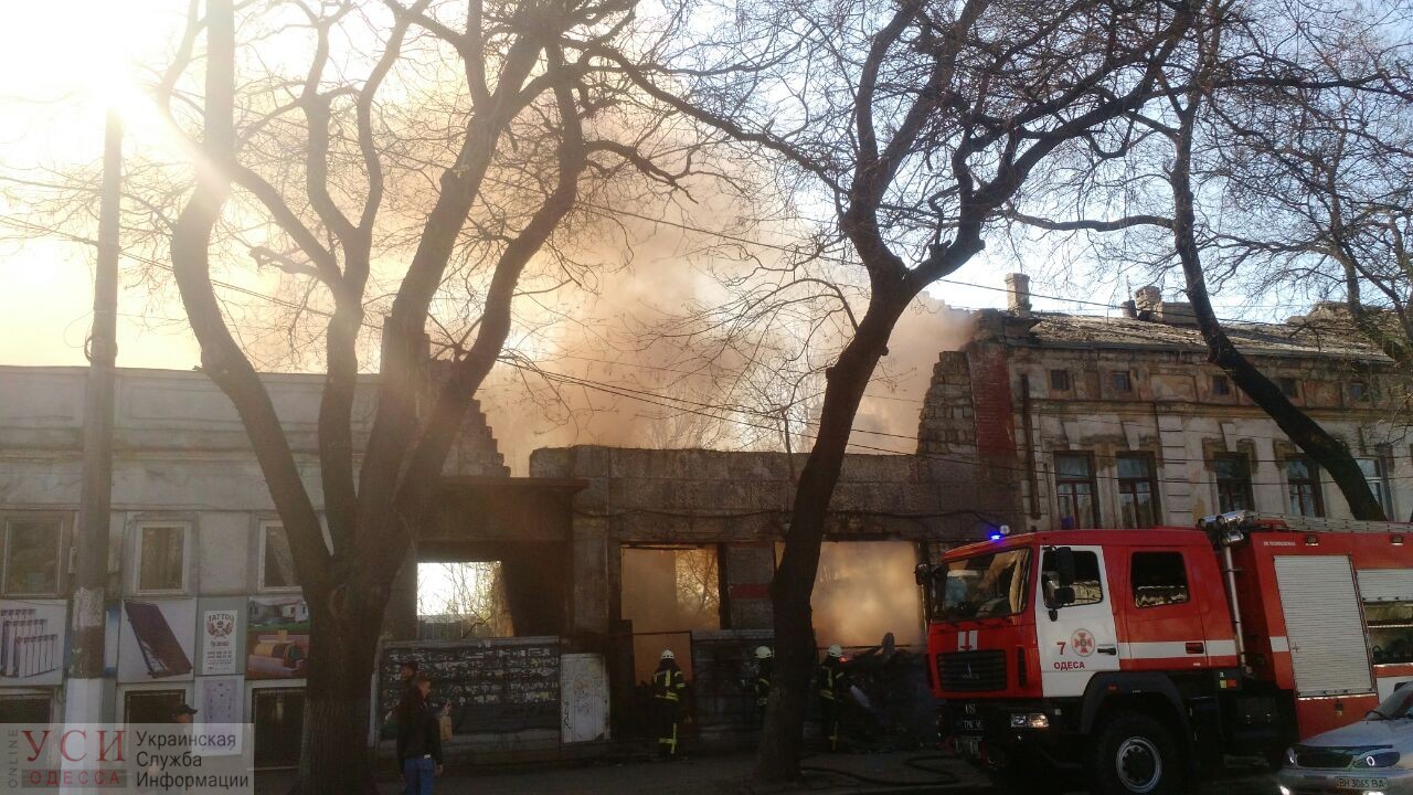 В Одессе загорелось заброшенное здание, очевидцы винят “закладчиков” (фото, видео) «фото»