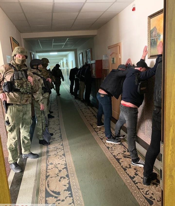 Бизнесмен, который с титушками штурмовал Службу автомобильных дорог, избежал меры пресечения, хотя был в розыске «фото»