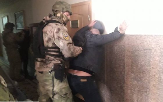 В Службу автодорог Одессы ворвались титушки – их “упаковал” спецназ (фото) «фото»