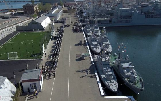 На борту “Гетьмана Сагайдачного” разместили первый флаг Военно-морских сил Украины (фото) usionline.com На борту “Гетьмана Сагайдачного” разместили первый флаг Военно-морских сил Украины (фото) «фото»