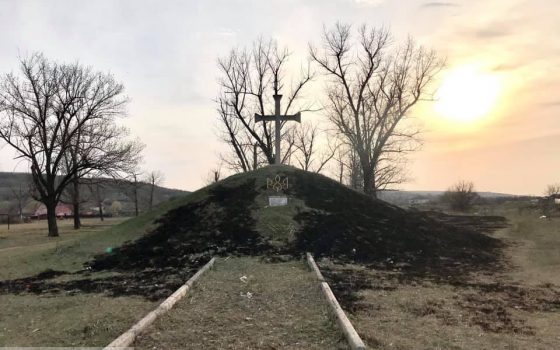 Пожар вокруг памятника жертвам Голодомора и репрессий в Ананьеве: местные подозревают вандалов (фото) «фото»