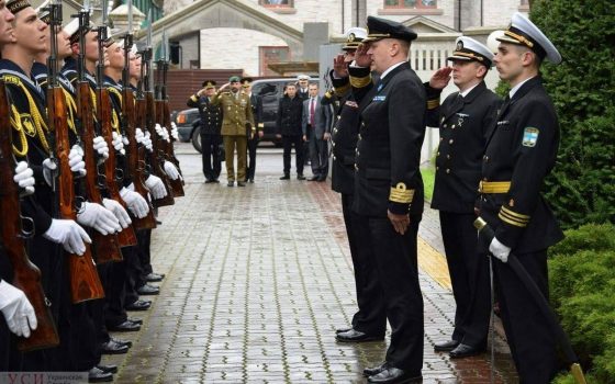 Командующий ВМС Эстонии прибыл в Одессу и побывал на борту “Сагайдачного” и МБАКов «фото»