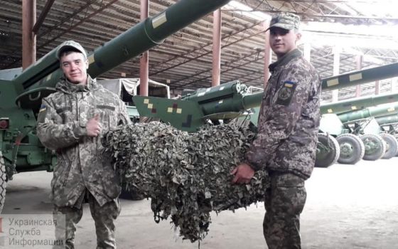 Девушки-волонтеры сплели маскировочные сети для одесских бойцов береговой артиллерии «фото»