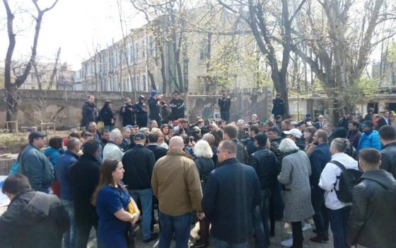 Полиция задержала двух участников “фекального нападения” на Мустафу Найема в Летнем театре «фото»