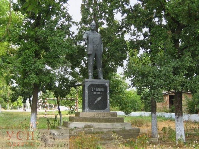 В селах Одесской области снесли памятники Ленину и Карлу Марксу «фото»