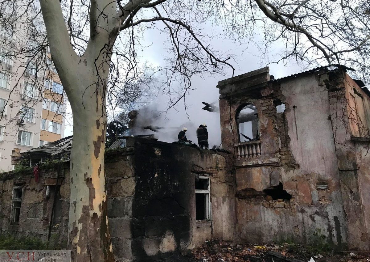 Рано утром в переулке Каркашадзе горел заброшенный детский сад (фото) «фото»