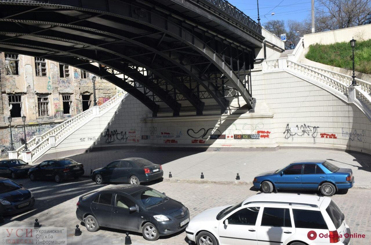 Изуродованный вандалами мост Коцебу планируют отмыть от граффити «фото»