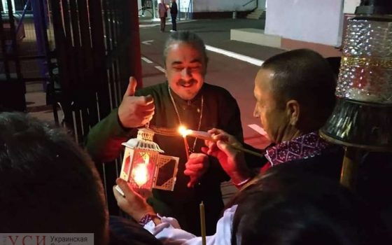 В Одессу прибыл благодатный огонь – верующие ждали несколько часов (фото) «фото»