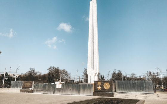 Реконструкция “Крыльев победы” на площади 10 апреля завершена: стелла пока за забором, а коммунальщики облагораживают клумбы (фото) «фото»