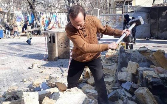 У одного из борцов за Летний театр арестовали имущество и требуют миллион «фото»