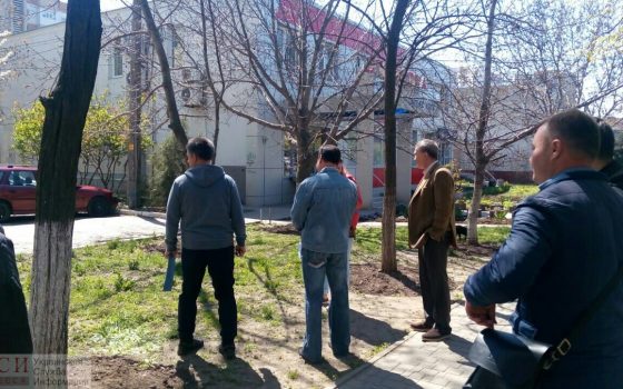 На Таирова люди пытаются остановить монтаж киоска на зеленой зоне (фото) «фото»