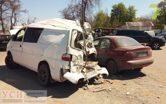 Бетономешалка на большой скорости смяла микроавтобус на Таирова (фото) «фото»