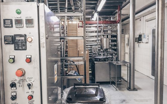 Инспекция УСИ по одесскому Гормолзаводу: из-за чего в йогурте обнаружили металлическую стружку (фото, видео) «фото»