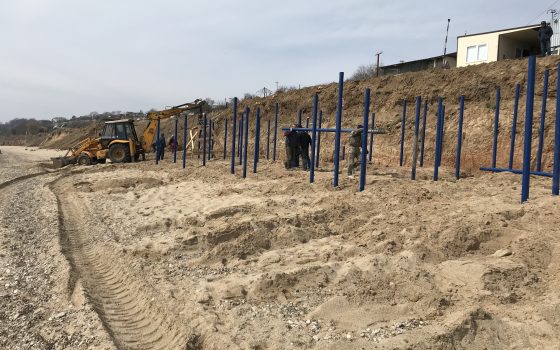 Пляж за 411-й батареей начали освобождать от незаконной застройки (фото, видео) «фото»