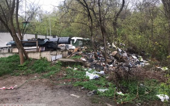 Дельфинарий “Немо” устроил свалку на склонах Трассы здоровья (фото) «фото»