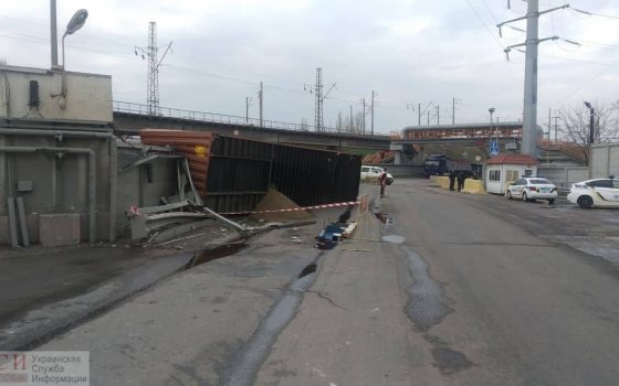На Пересыпи контейнер с грузом упал с фуры и разгромил забор «фото»