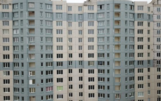 “Дом-призрак” от “Стройтехснаба”: представители подрядчика пытались забрать фасадную плитку, жильцы сели на нее сверху «фото»