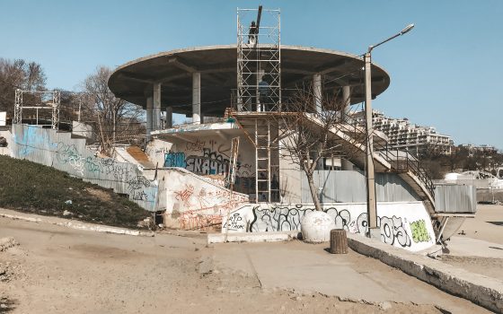 В Одессе спустя три года снова продолжили перестраивать ротонду в Аркадии: ее превратят в ресторан ( фоторепортаж) «фото»