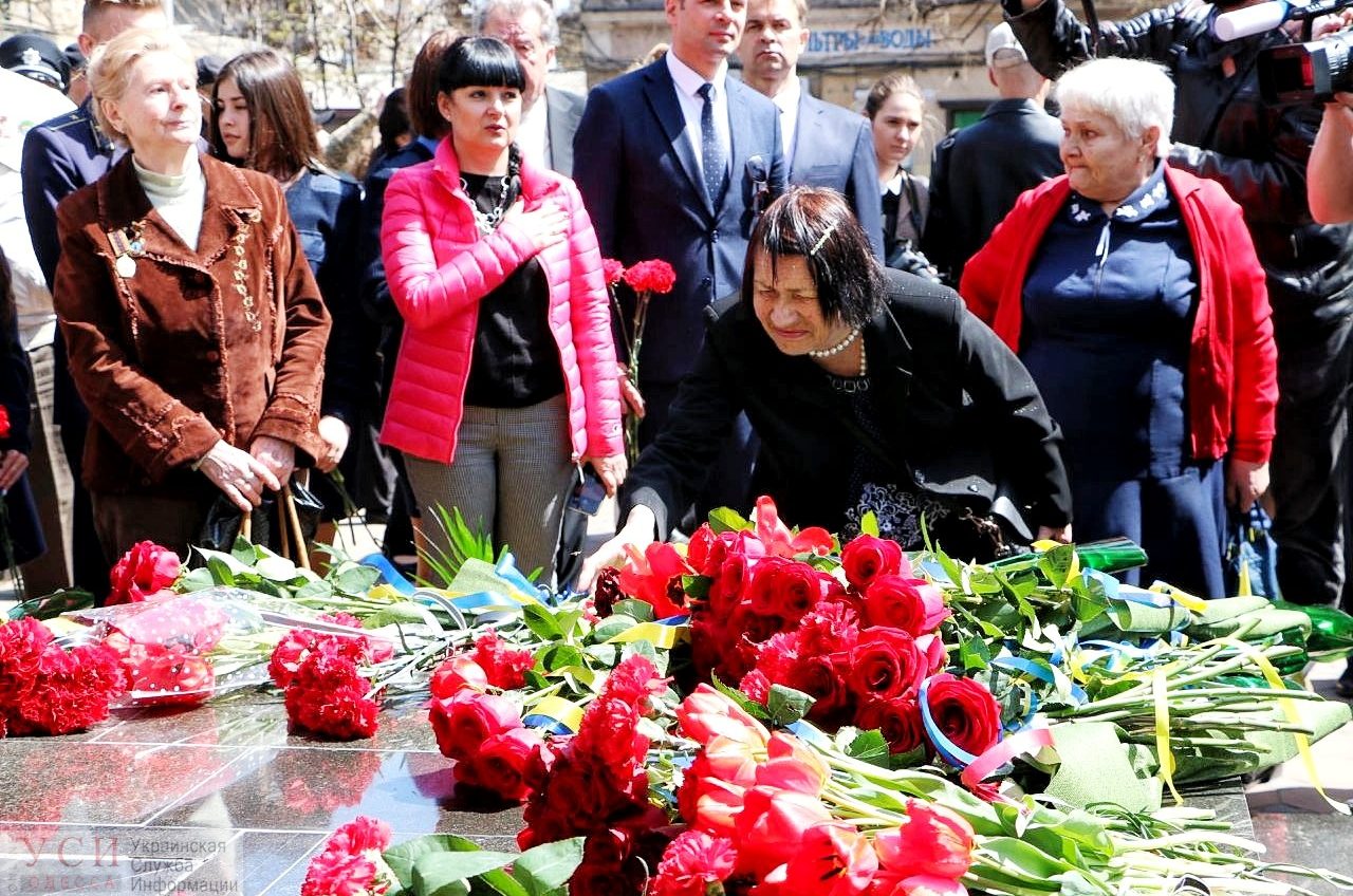 33 года со дня трагедии на Чернобыльской АЭС: к одесскому памятнику ликвидаторам возложили цветы (фото) «фото»