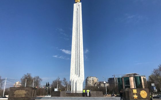 Реконструкция “Крыльев победы” завершена: коммунальщики демонтировали забор вокруг стелы (фото) «фото»