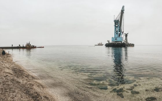 С пляжа “Дельфин” готовятся убрать севший на мель буксир контрабандистов: прибыл плавкран (фото, видео, таймлапс) «фото»