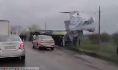Под Одессой на мокрой трассе перевернулась фура (видео) «фото»